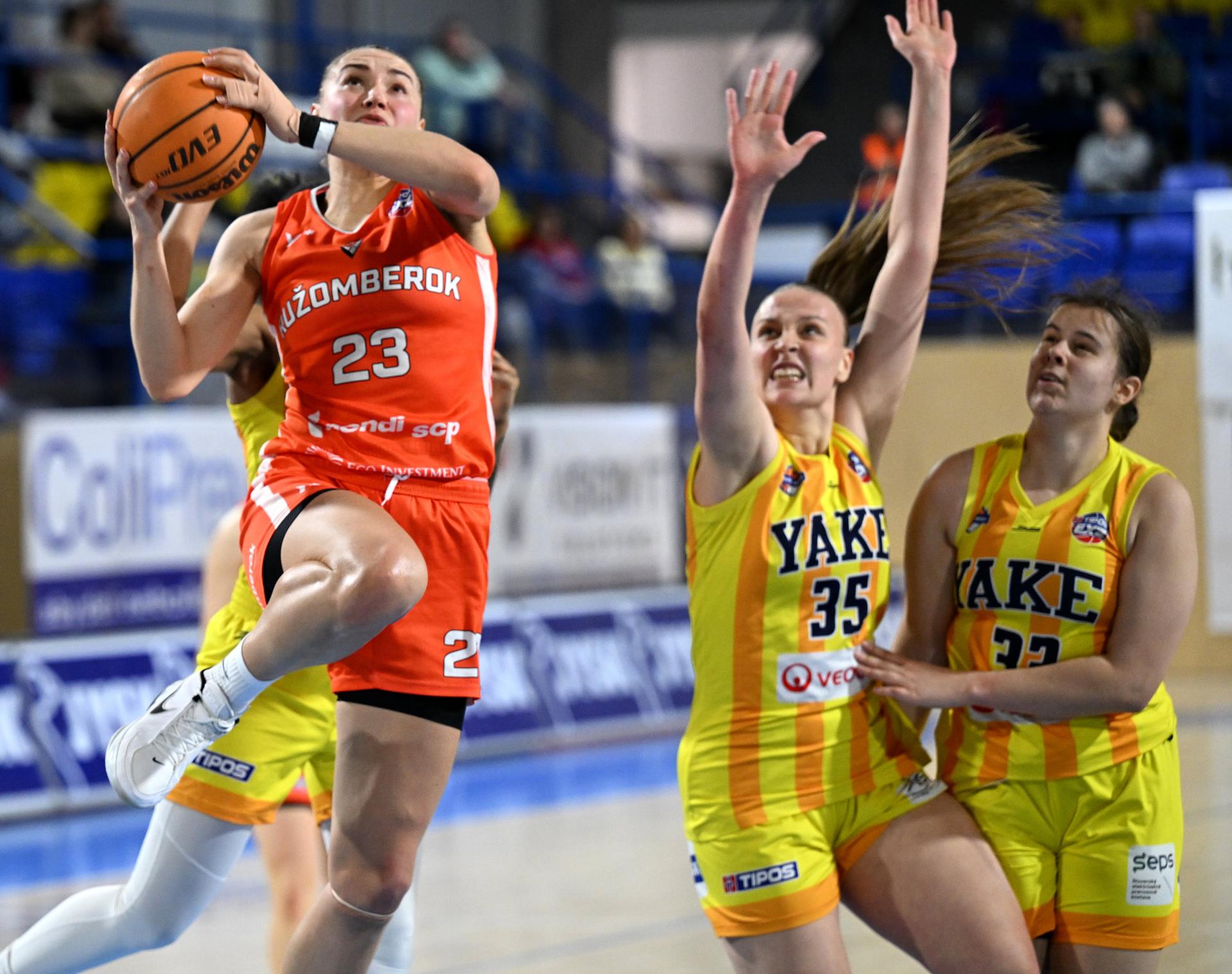 Na snímke zľava Oľha Jackovecová (MBK Ružomberok).
Zdroj: TASR