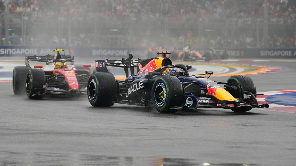 Mokré peklo plné kolízií v Singapure! Verstappen využil fatálny skrat Russella, McLareny končia fiaskom