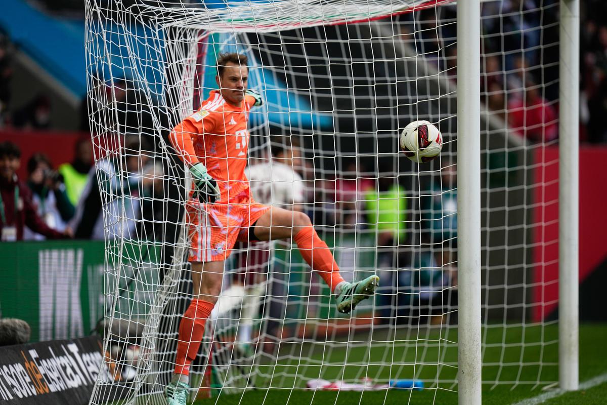 VIDEO Fatálna chyba Manuela Neuera prepísala históriu Bundesligy. Augsburg vstrelil gól po 8 sekundách
