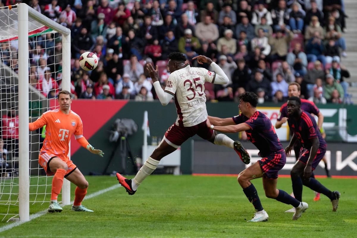 Bayern stratil body po chybe Neuera. Stuttgart sa naladil na Slovan, zahral si aj Sauer