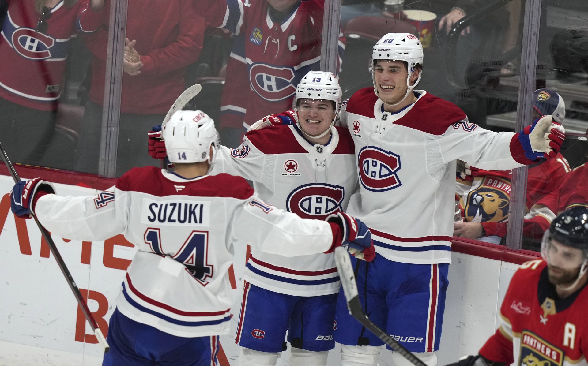 Cole Caufield, Nick Suzuki a Juraj Slafkovský sa tešia z gólu Montrealu Canadiens. Zdroj: SITA/AP