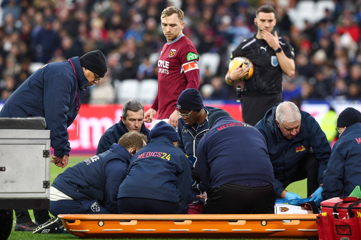 VIDEO Divákom tuhla krv v žilách. V zápase FA Cupu skončil reprezentant v bezvedomí