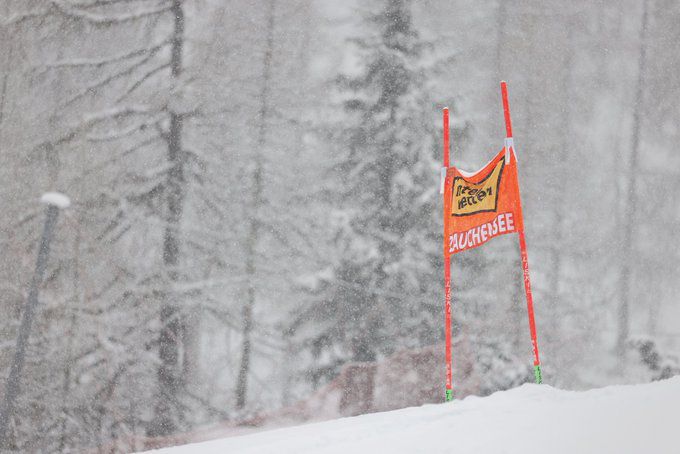 Nepriaznivé podmienky ovplyvnili aj včerajší zjazd. Organizátori pretekov zrušili super-G žien