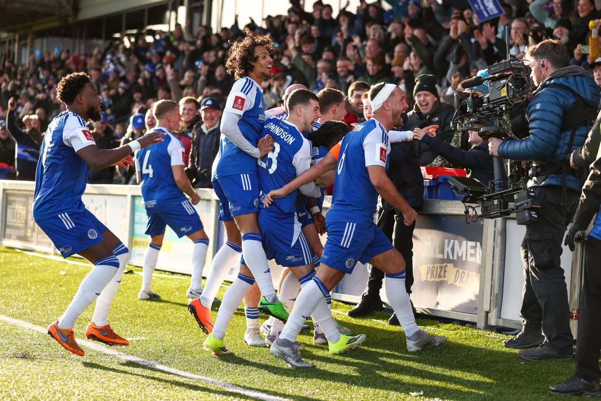 Fanúšikovia hrdinov nosili na rukách, nezabudli ani na zosnulého spoluhráča. Rooney: Je tu s nami