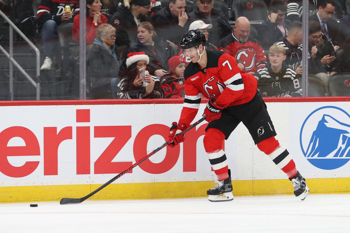 Sú jeho dni v New Jersey spočítané? Skúsený kanadský obranca len na tribúne, môže za to aj Šimon Nemec