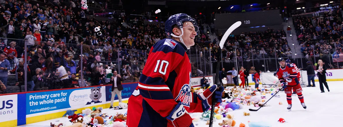 VIDEO AHL: Fantastická noc Adama Sýkoru. Slovenský útočník sa do štatistík zapísal až trikrát!