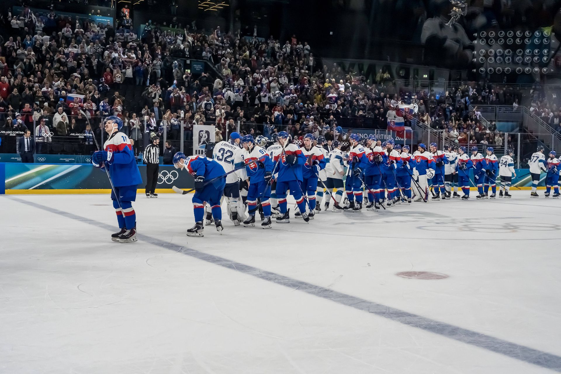 Hráči Slovenska sa tešia z víťazstva nad Fínskom na ZOH 2026.