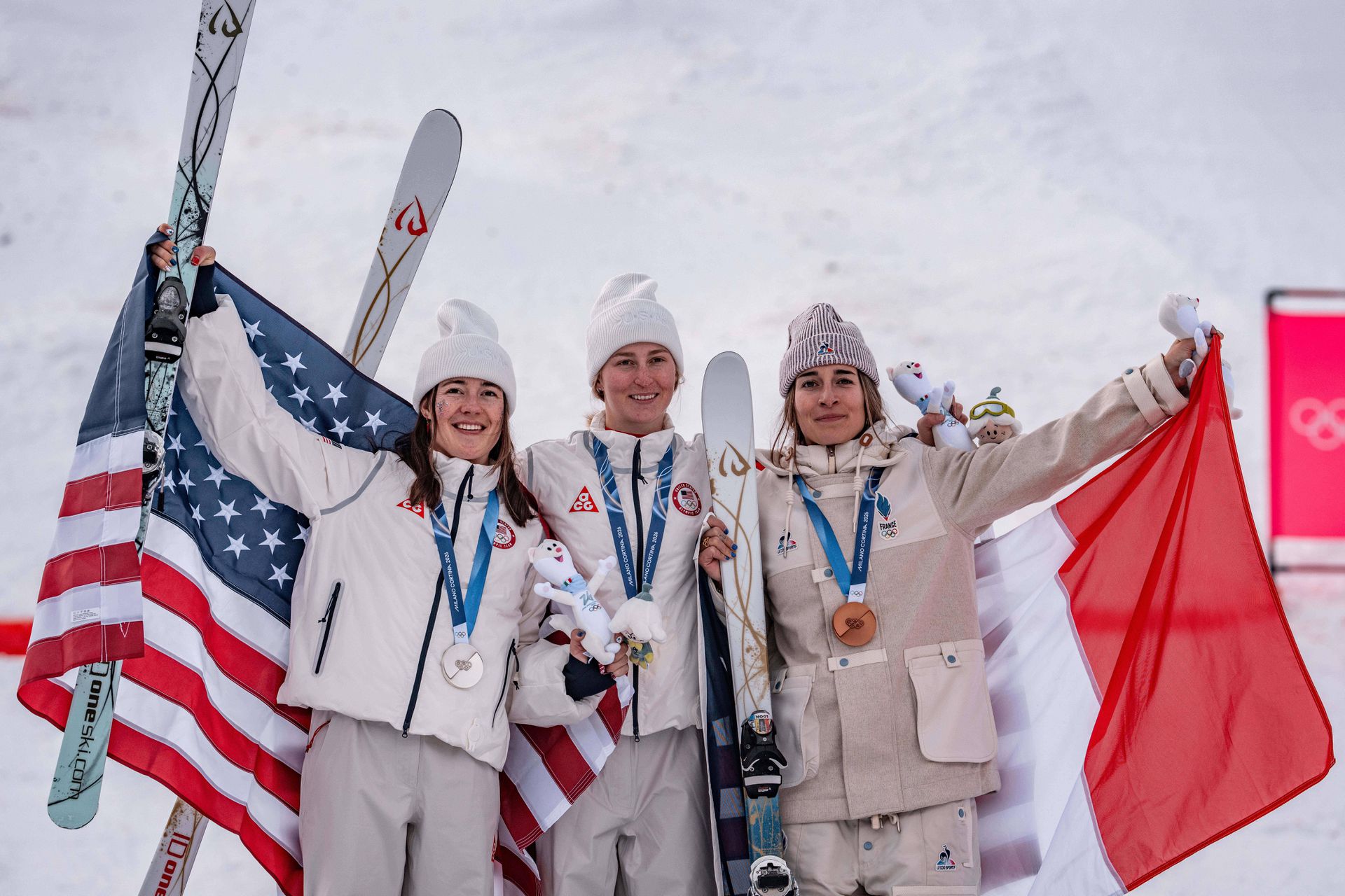 Medailistky v jazde na bubnoch (moguls) na ZOH 2026. Uprostred stojí víťazka Elizabeth Lemleyová (USA), po jej pravici strieborná krajanka Jaelin Kaufová a bronz si odnáša Francúzka Perrine Laffontová (vpravo).