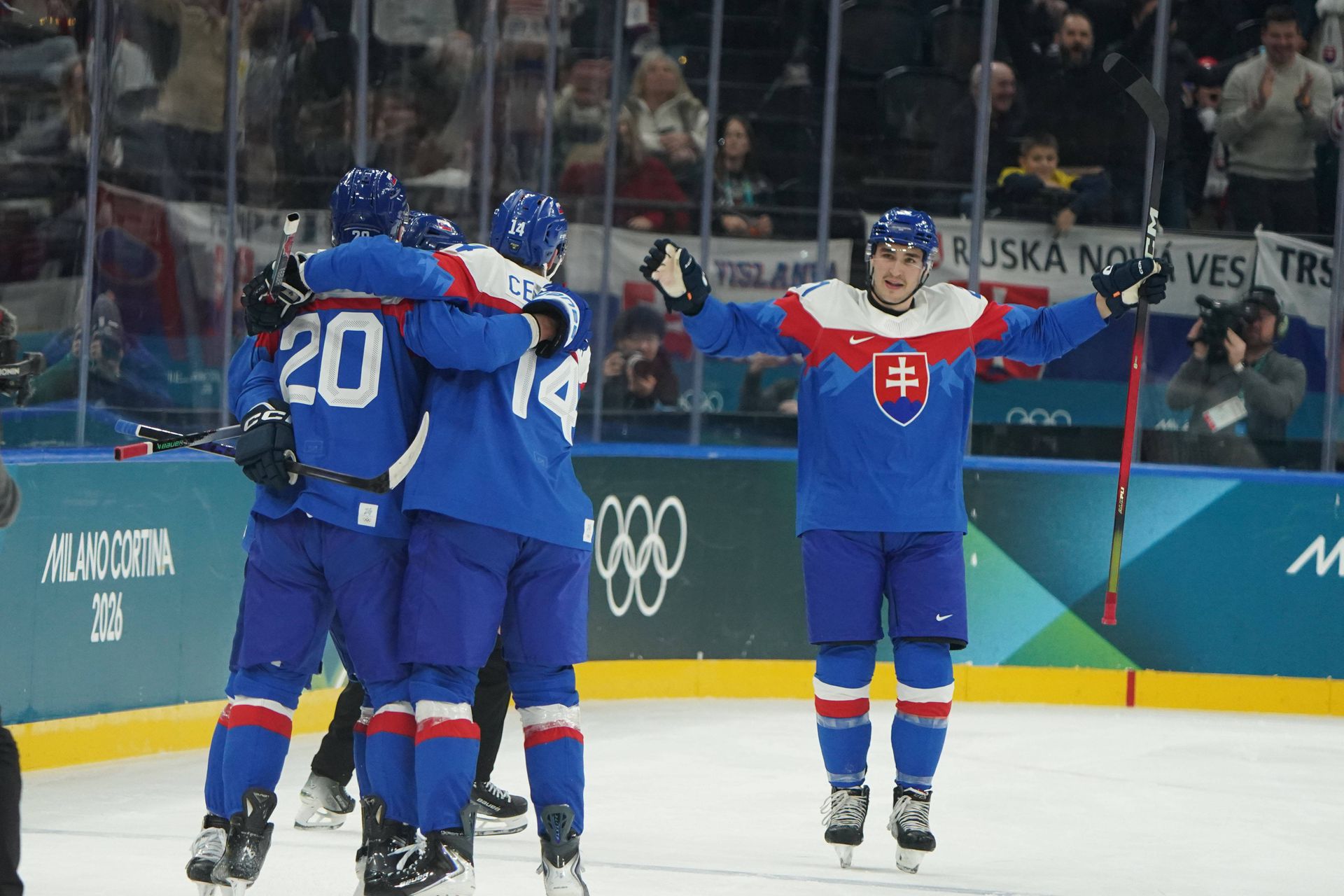 Hráči Slovenska sa tešia z gólu v zápase s Fínskom na ZOH 2026.