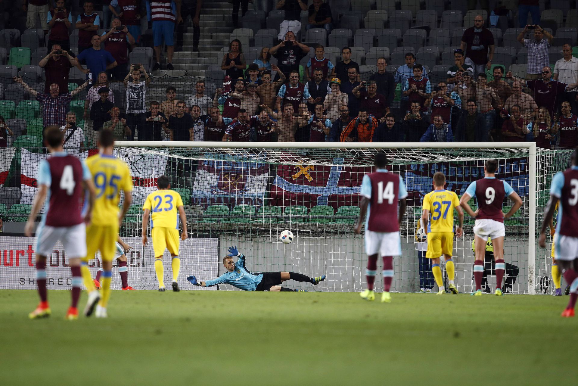 Momentka zo zápasu NK Domžale - West Ham United. Zdroj: