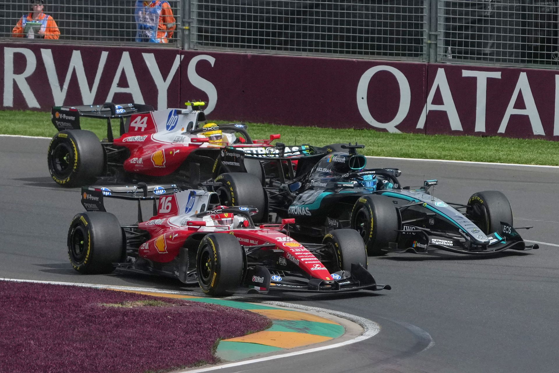 Monoposty Ferrari a Mercedesu na VC Austrálie. Zdroj: SITA/AP