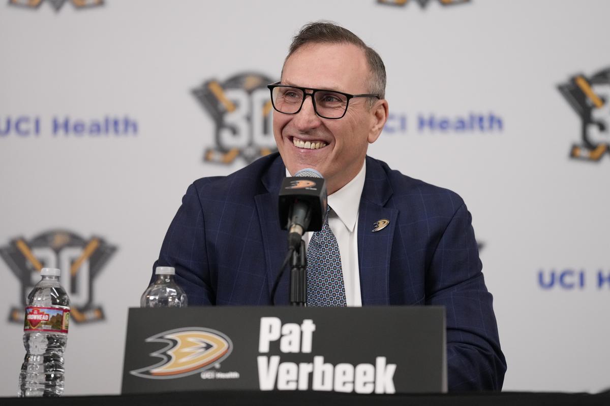 Generálny manažér, ktorý priviedol Pavla Regendu do NHL, predĺžil zmluvu v Anaheime