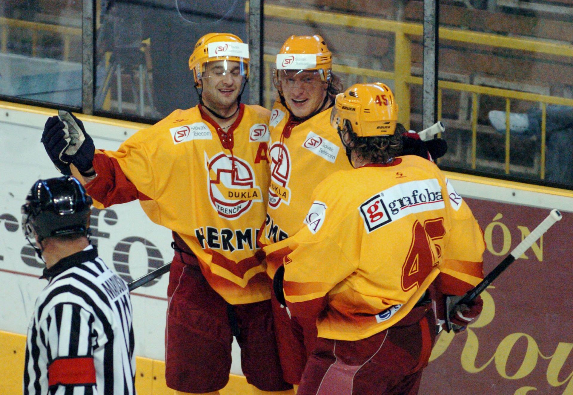Pavol Demitra, Marián Hossa a Peter Fabuš v drese Trenčína. Zdroj: TASR