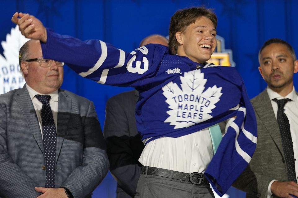 Toronto podpísalo zmluvu s mladým útočníkom, vybralo si ho v 1. kole draftu