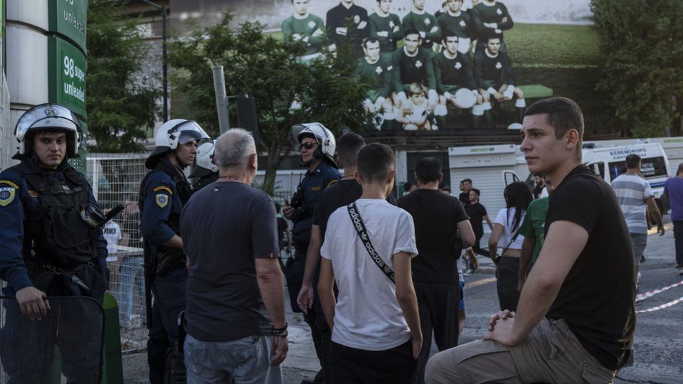 Futbaloví fanúšikovia v Aténach opäť vyčíňali. Polícia zatkla 11 ľudí, odniesla si to kaviareň
