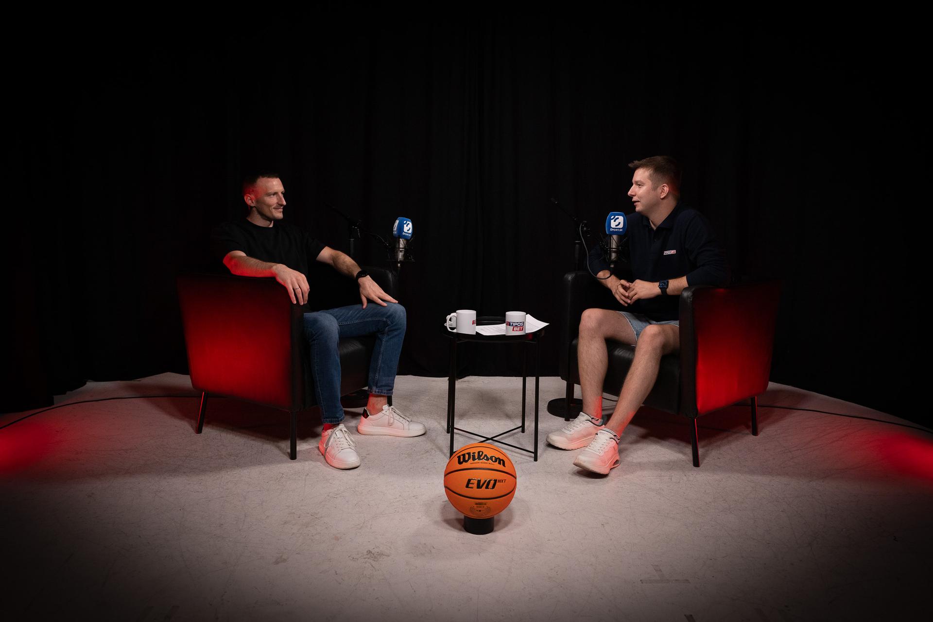 Nikola Maslarevič vo videopocaste Pod košom v štúdiu ŠPORT.sk.
