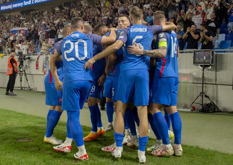 Najrýchlejší gól odštartoval smršť. Slováci zvládli povinnú jazdu a postarali sa o historický zápis