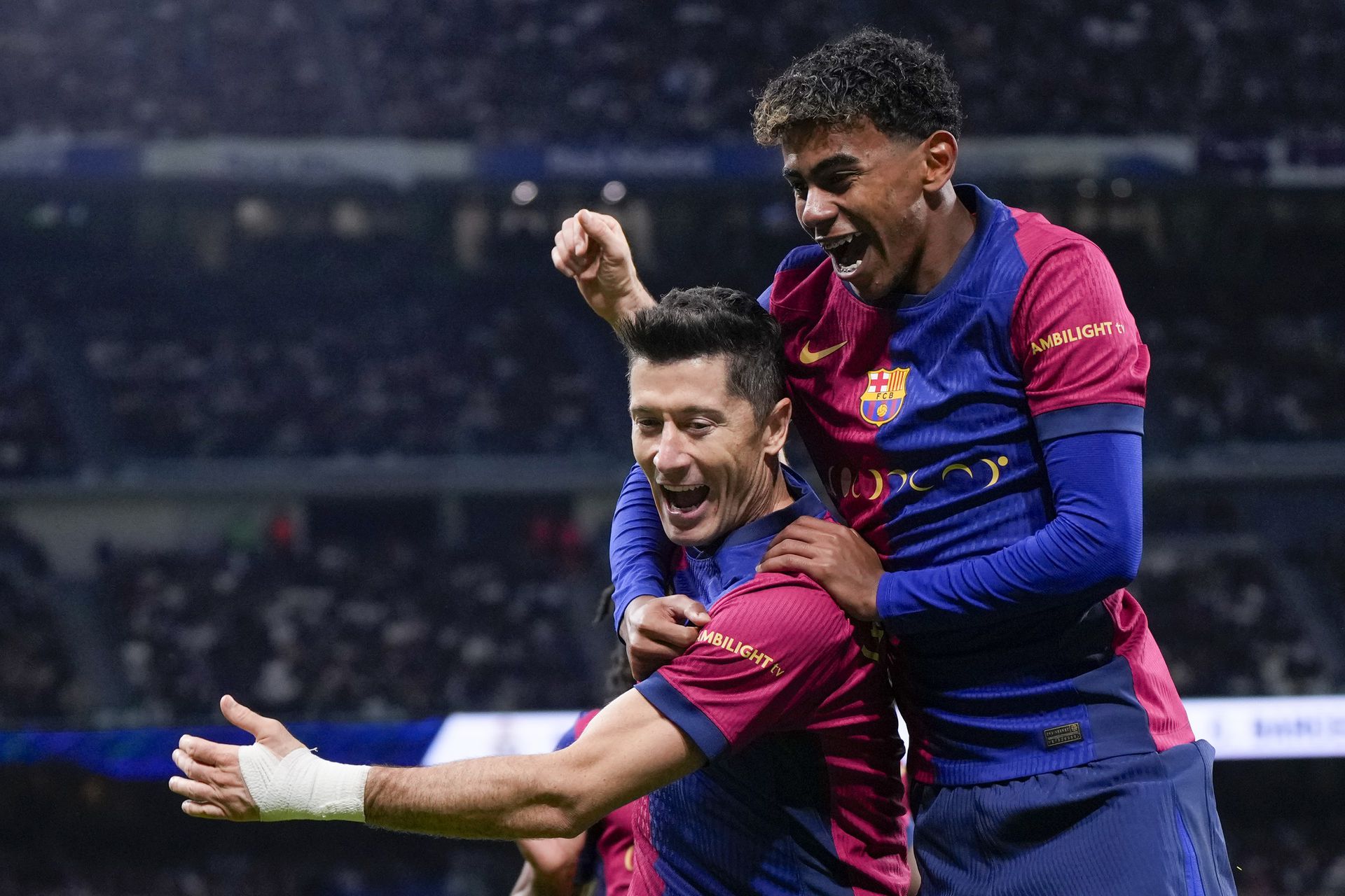Robert Lewandowski a Lamine Yamal. Zdroj: SITA/AP