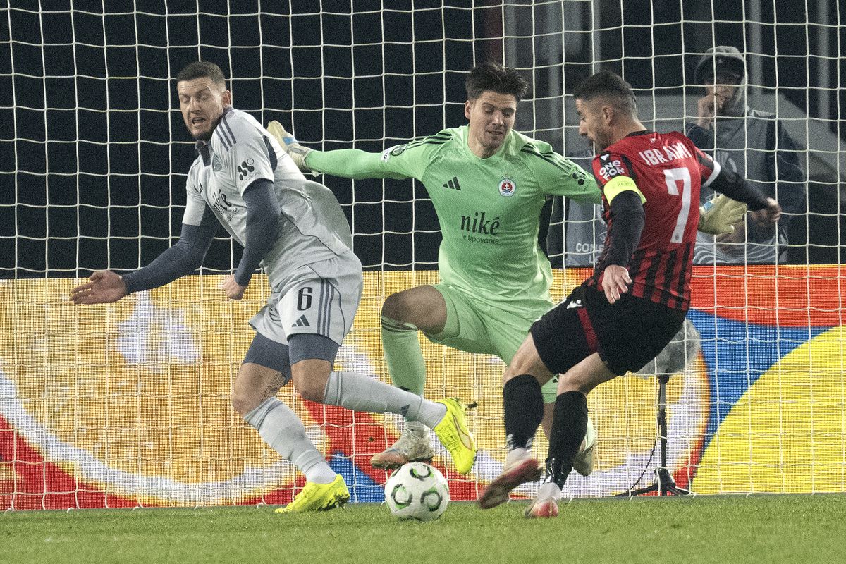 VIDEO Trápenie pokračuje, fanúšikovia sa na to pozerať nemohli. ŠK Slovan Bratislava vyhorel na Balkáne