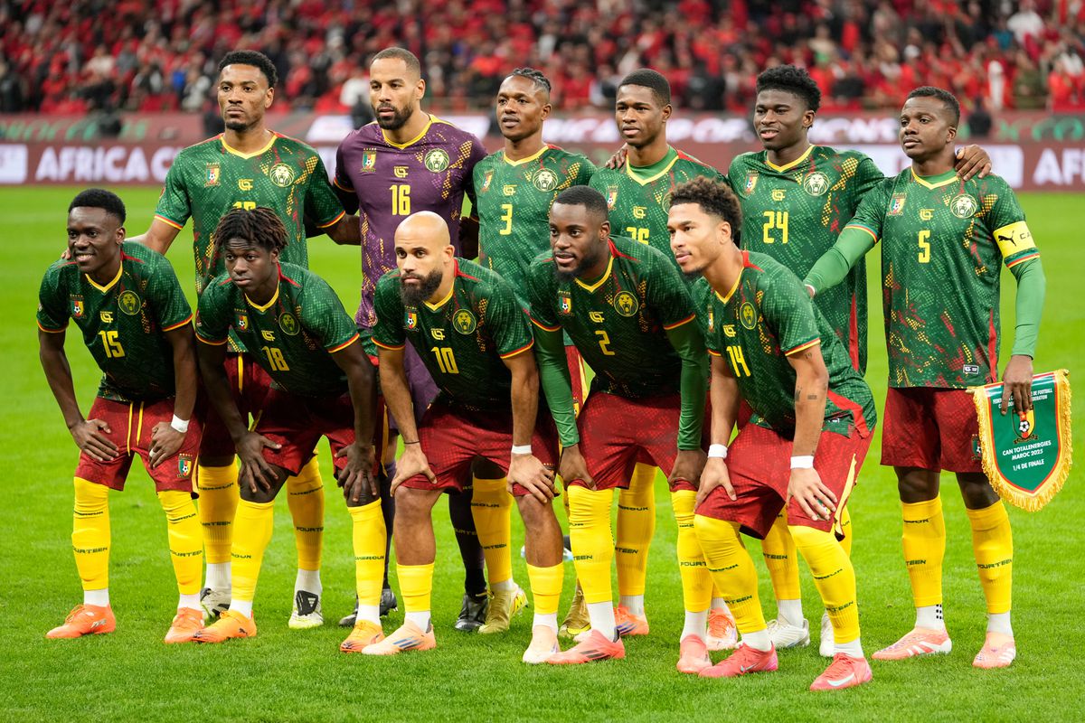 Vyhrali a aj tak im v autobuse pristála tehla. Kamerun pozná futbalové extrémy