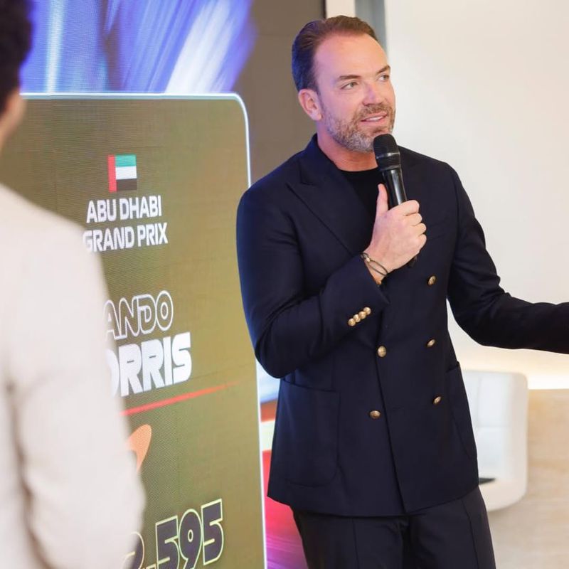 Bývalý pretekár Red Bullu šokuje. Motošport vymenil za pikantnú kariéru