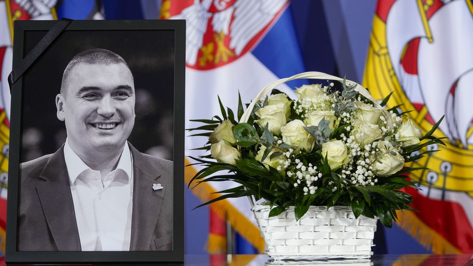 V Srbsku sa rozlúčili s trénerom NBA Milojevičom. Pri pohrebe plakalo aj nebo