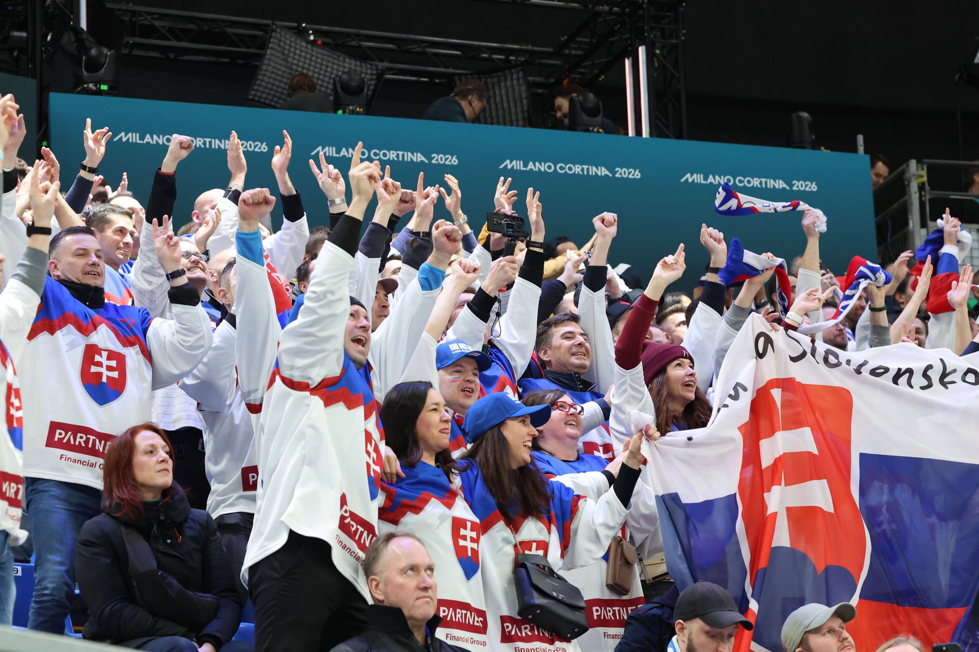 Na snímke slovenskí fanúšikovia na ZOH 2026. Zdroj: