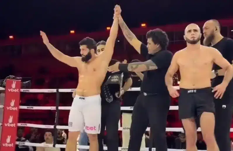 VIDEO Arman Tsarukyan uškrtil neporazeného bojovníka (19-0) v hlavnom zápase večera