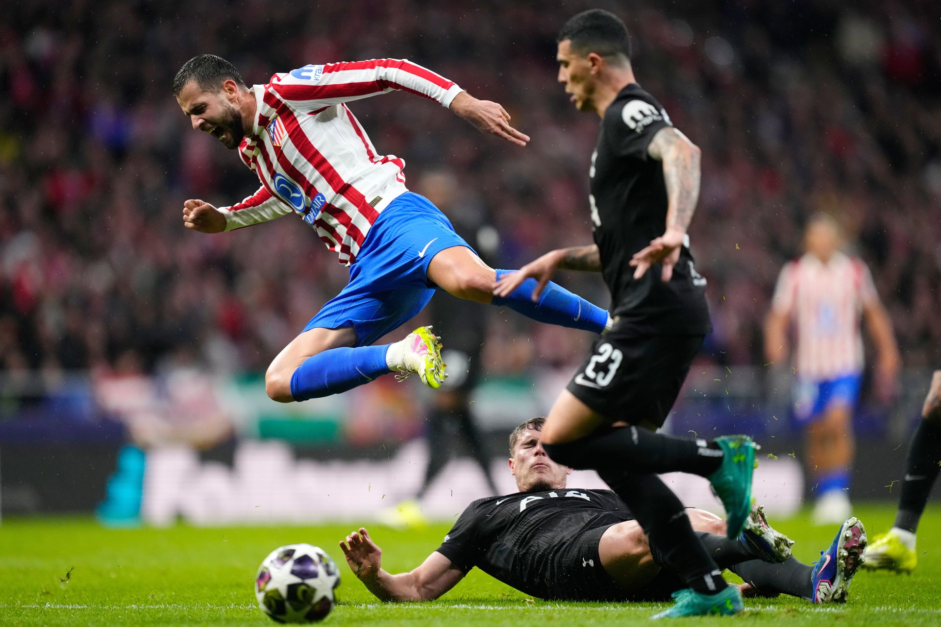 Dávid Hancko v zápase Atlética Madrid proti Tottenhamu Hotspur. Zdroj: SITA/AP