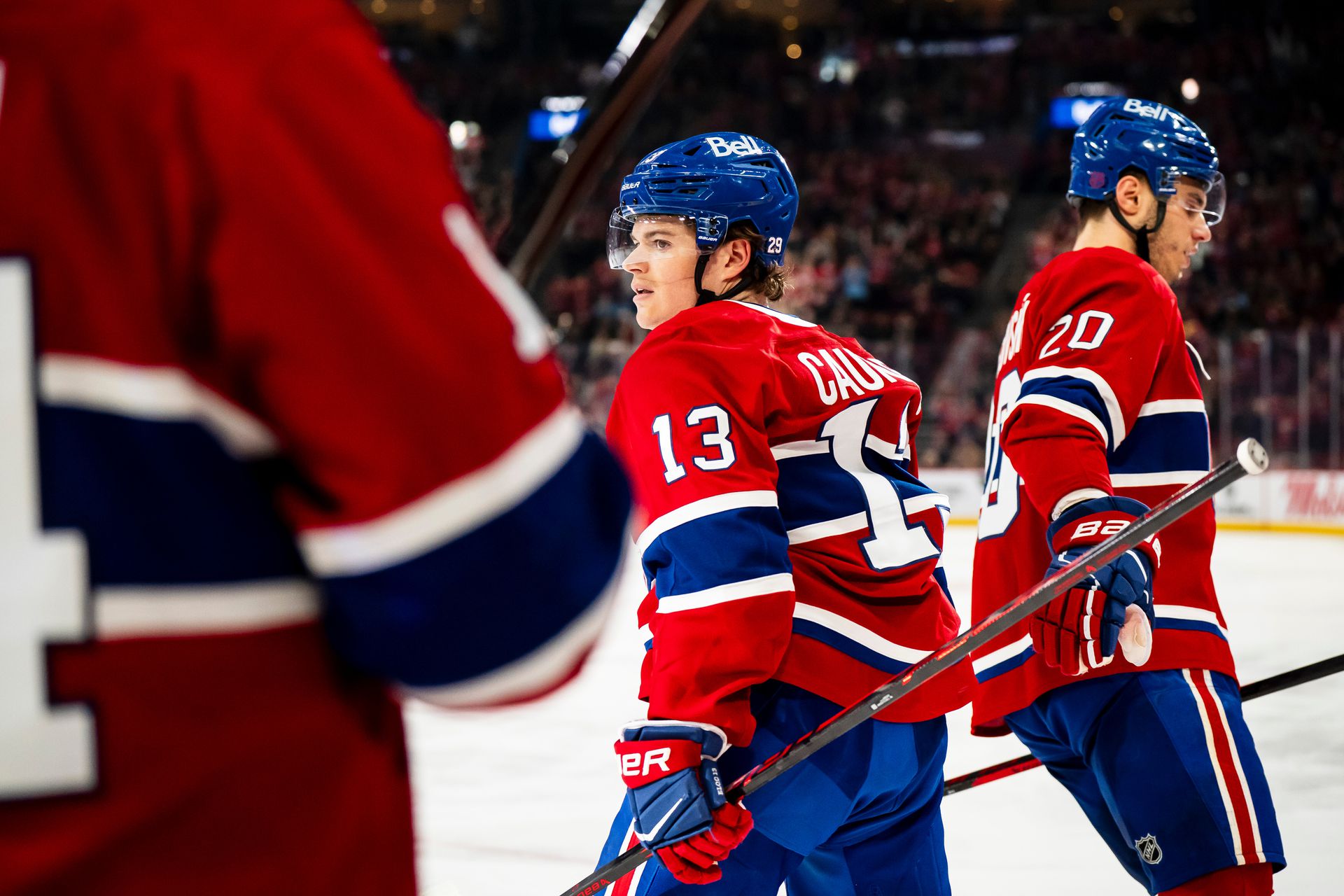 Hráči Montreal Canadiens Cole Caufield a Juraj Slafkovský. Zdroj: SITA/AP