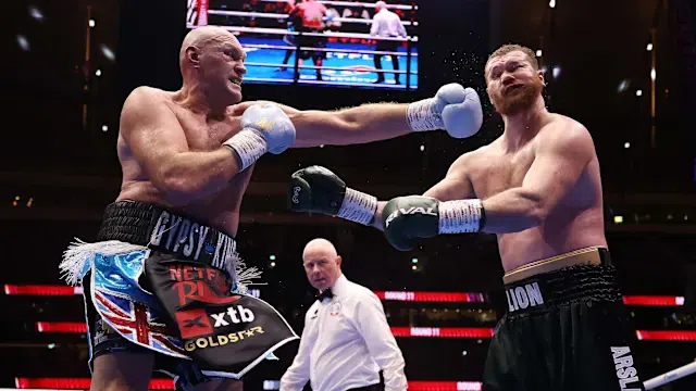 Tyson Fury zasahuje Arslanbeka Machmudova. Zdroj: Netflix