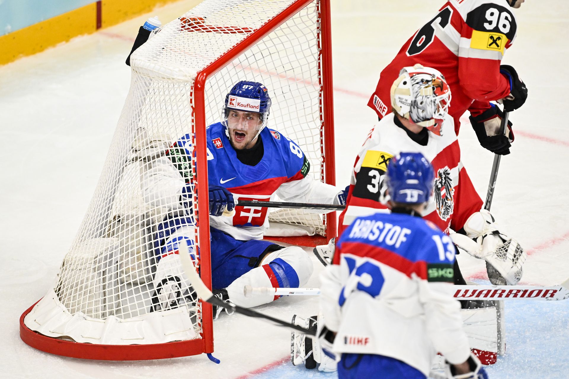 Rakúsko - Slovensko (MS v hokeji 2025). Zdroj: SITA/AP