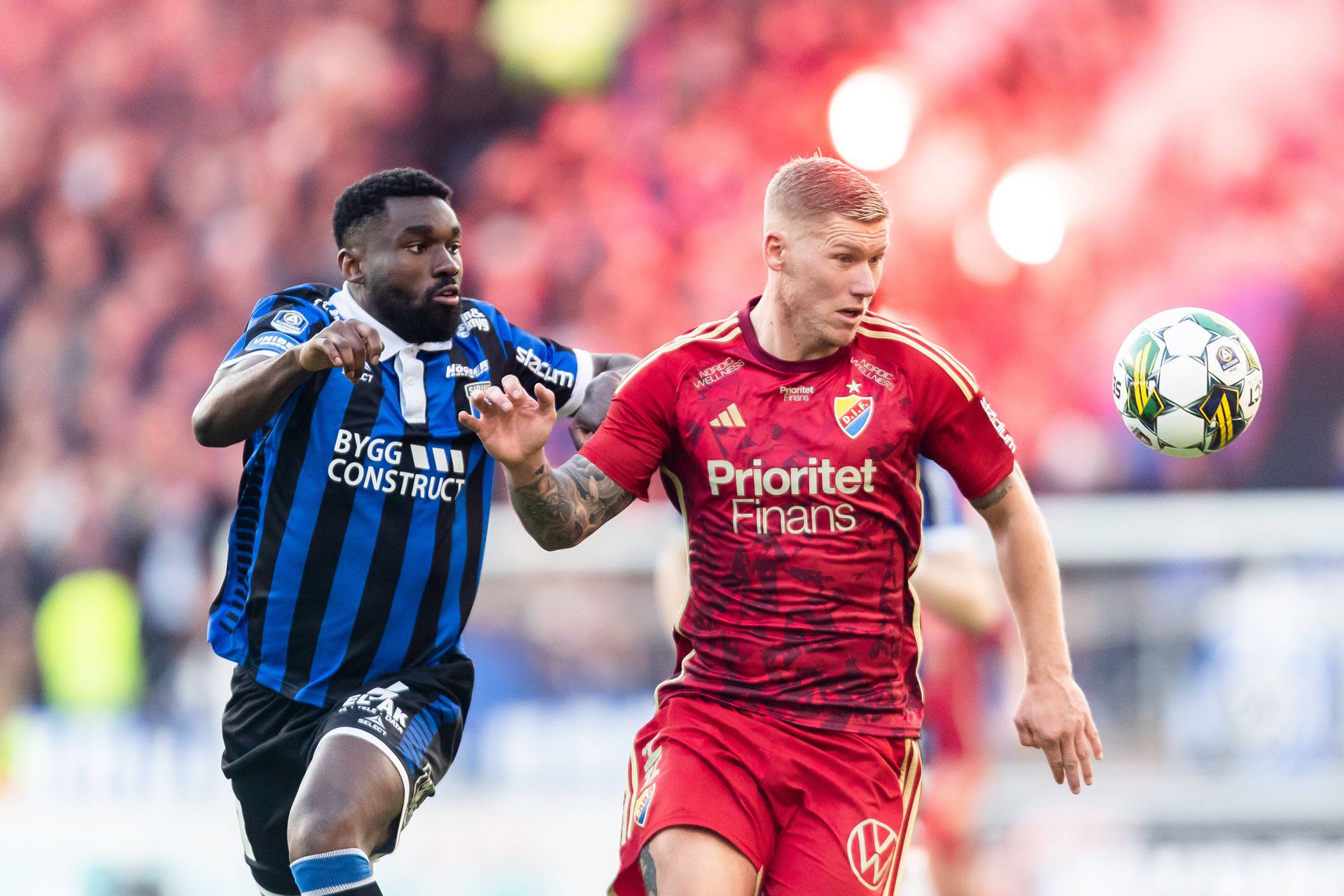 Patrick Nwadike (vľavo) v zápase proti Djurgardenu. Zdroj: Imago