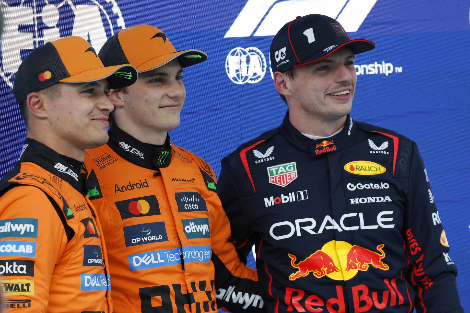 Lando Norris, Oscar Piastri a Max Verstappen, zdroj: SITA/AP