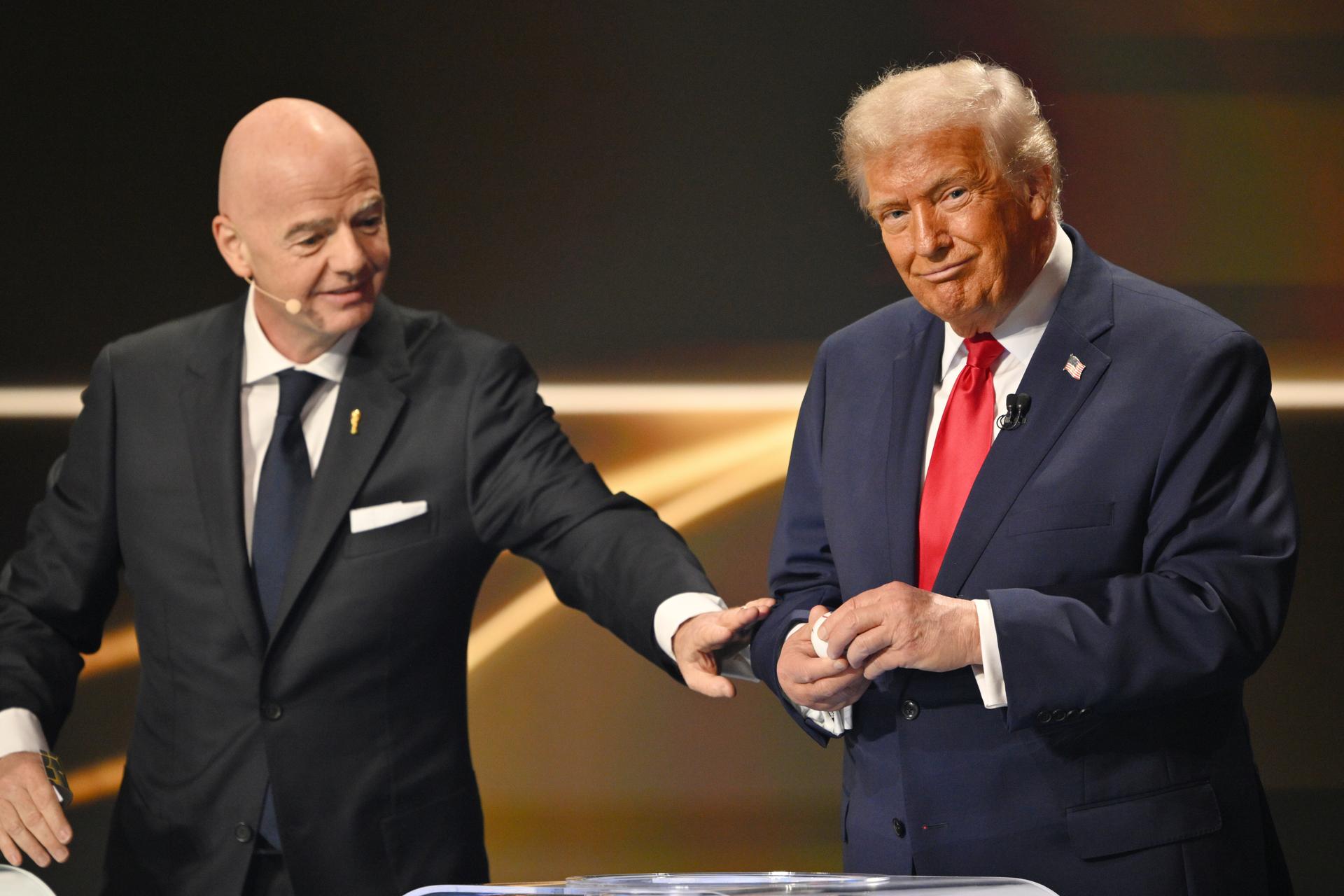 Prezident FIFA Gianni Infantino a prezident USA Donald Trump. Zdroj: SITA/AP