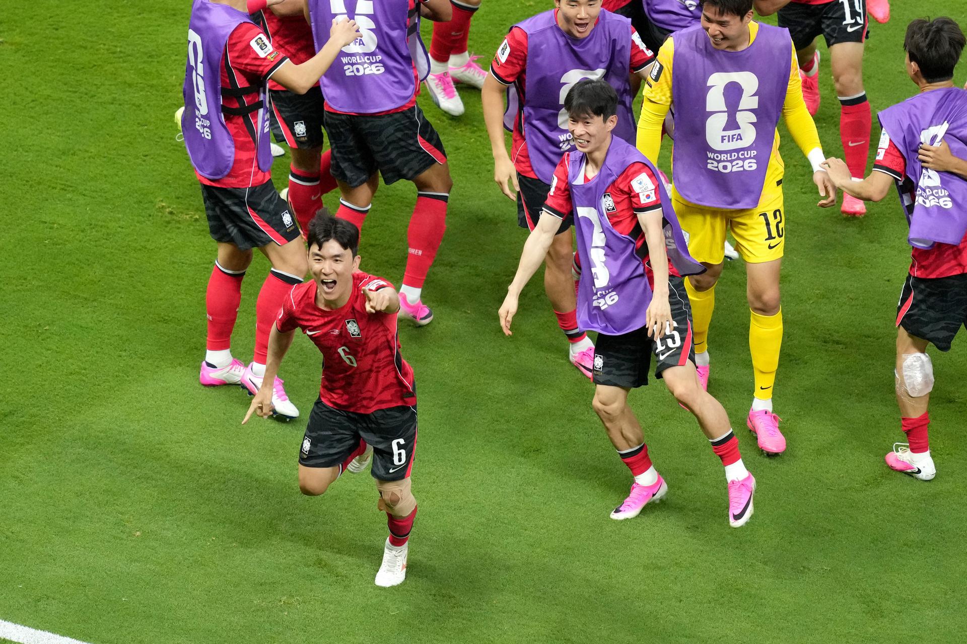 Hwang In-beom (Južná Kórea) oslavuje gól do siete Česka. Zdroj: SITA/AP