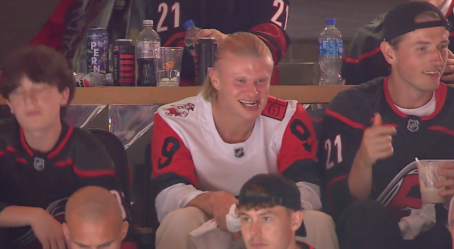 VIDEO Vzácny hosť v Raleighu. Erling Haaland si z kempu Nórska odskočil na finále NHL