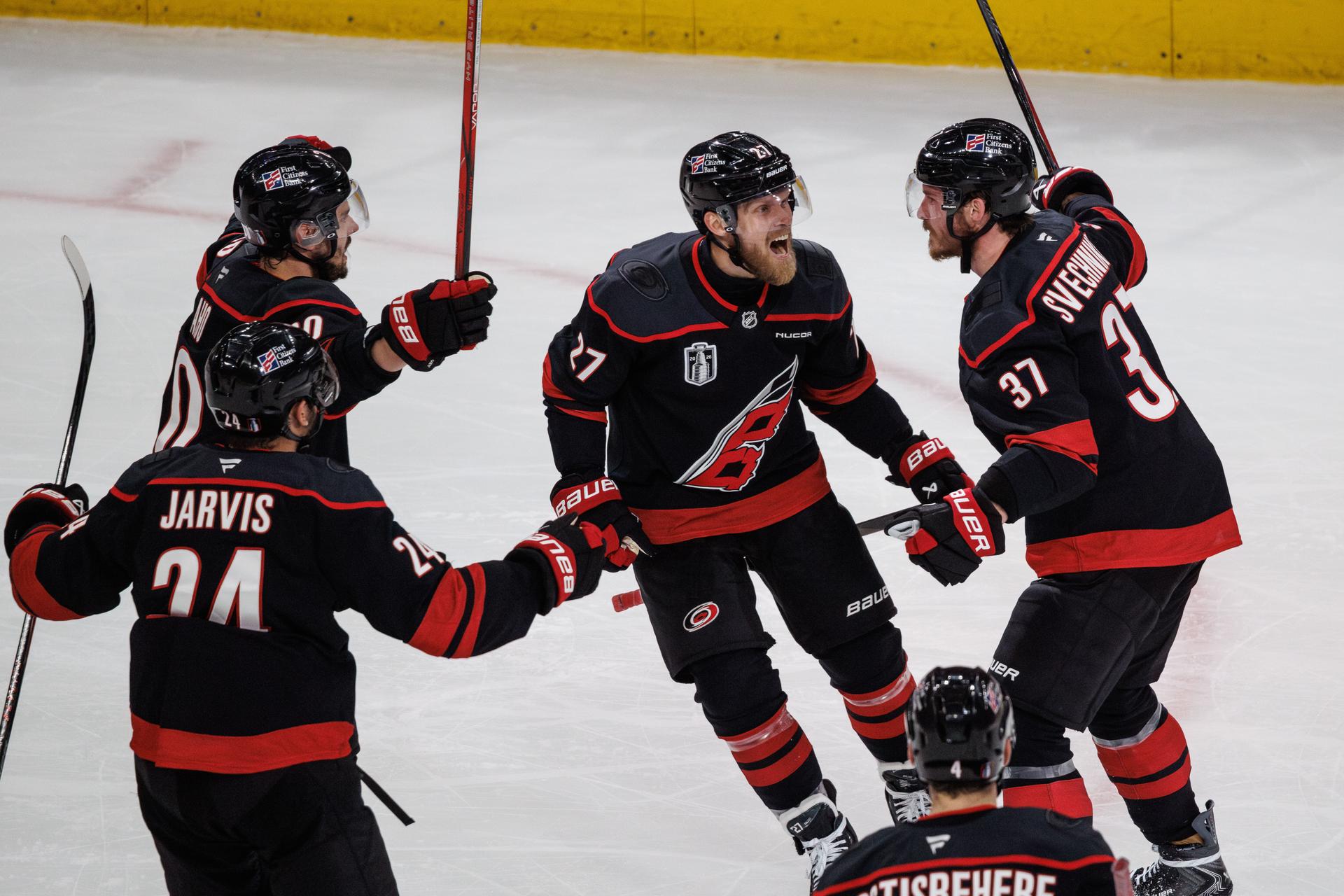 Radosť hokejistov Caroliny Hurricanes v 5. finálovom zápase NHL proti Vegas Golden Knights. Zdroj: SITA/AP