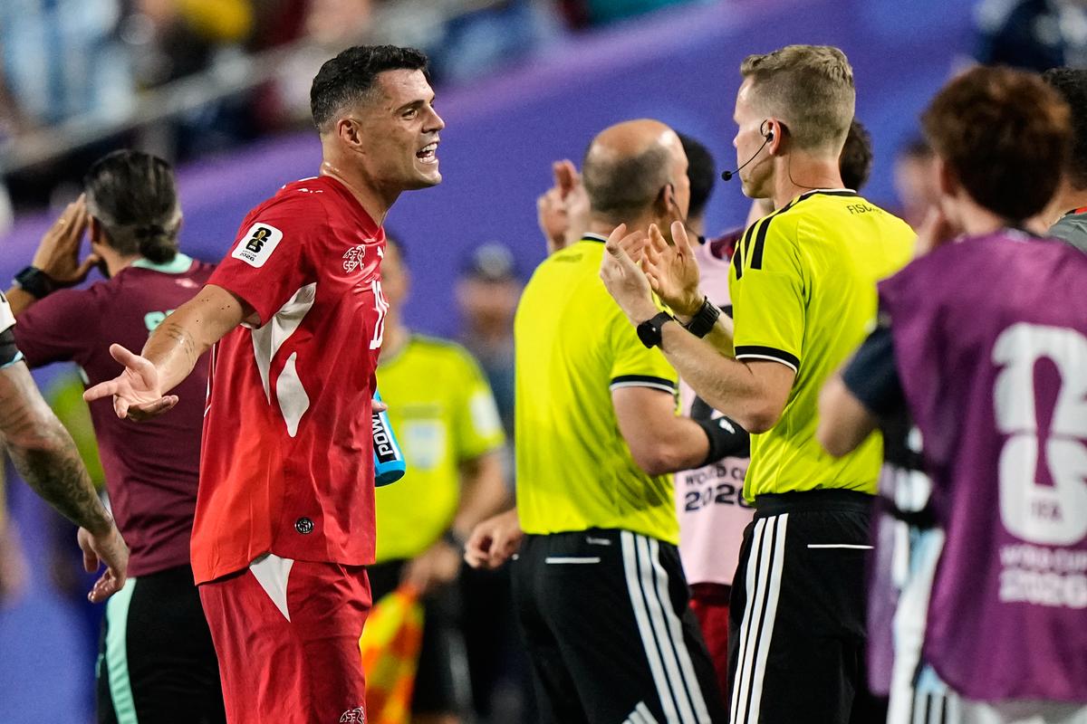 Švajčiari cítia po prehre s Argentínou obrovskú krivdu. Kapitán Xhaka ostro naložil arbitrom