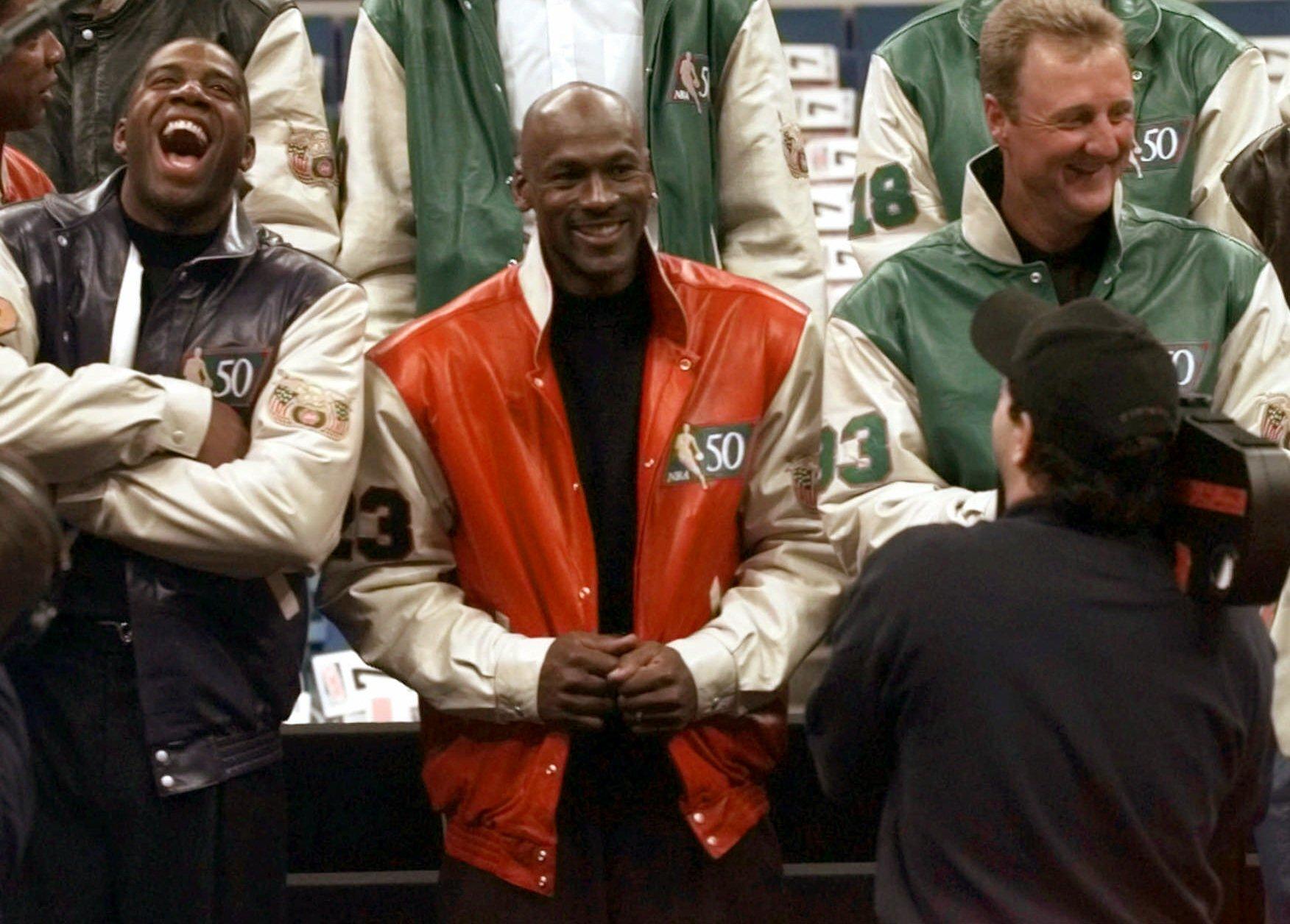 Michael Jordan na archívnej snímke s Magicom Johnsonom a Larrym Birdom. Zdroj: SITA/AP