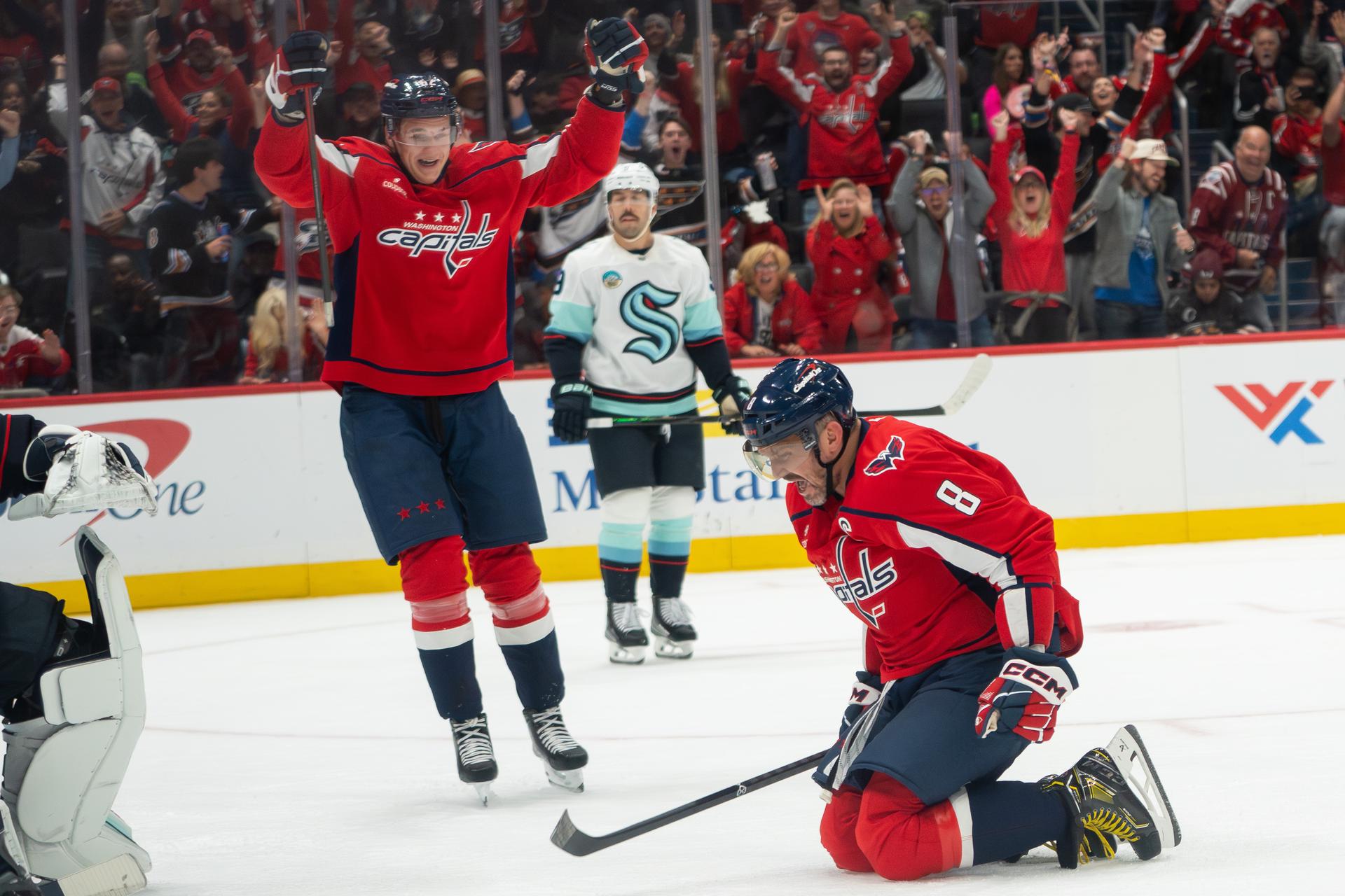 Alexander Ovečkin sa teší z prvého gólu v sezóne NHL. Zdroj: SITA/AP