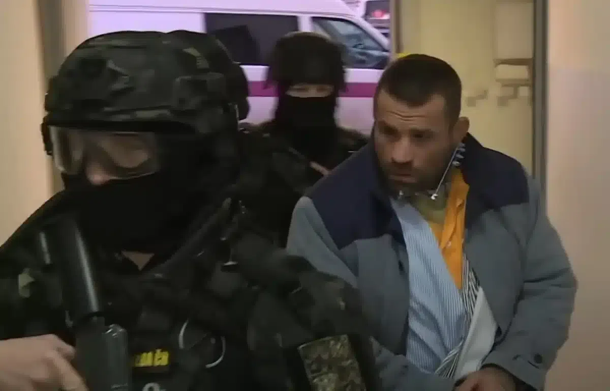 Je to síce nepríjemný pohľad, no aj vďaka vystuženej čelusti kovovou fixáciou sa dostal Karlos Vémola z väzby. Po kontrole ho odviezli naspäť