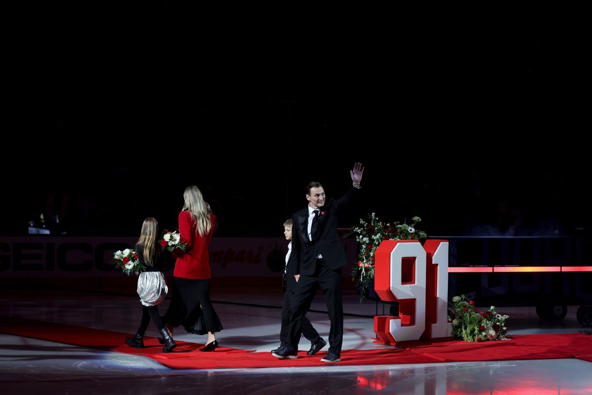 VIDEO Na ľad prišiel vo veľkom štýle. Detroit vyradil číslo legendárneho hráča