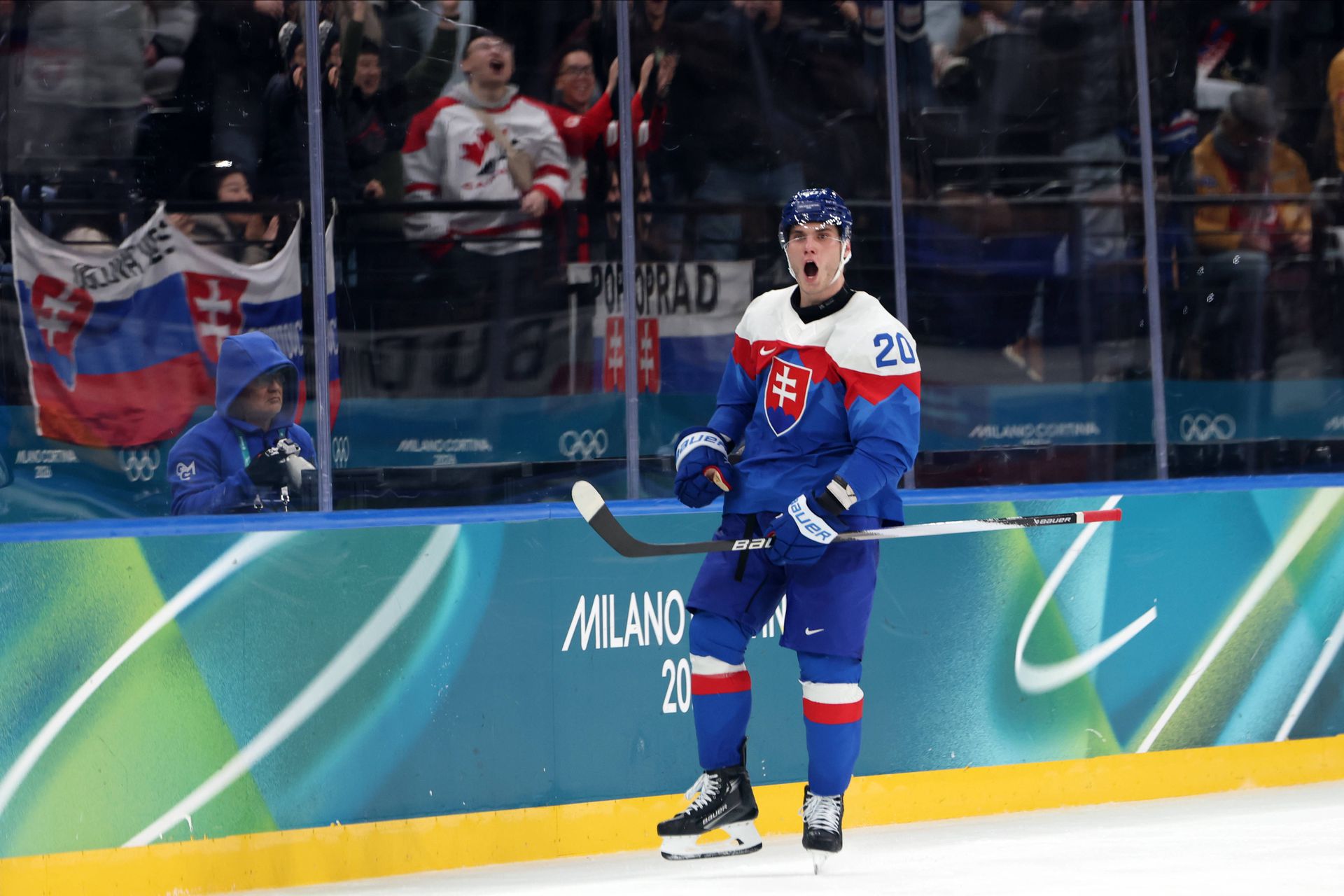 Juraj Slafkovský sa teší z gólu na ZOH 2026.