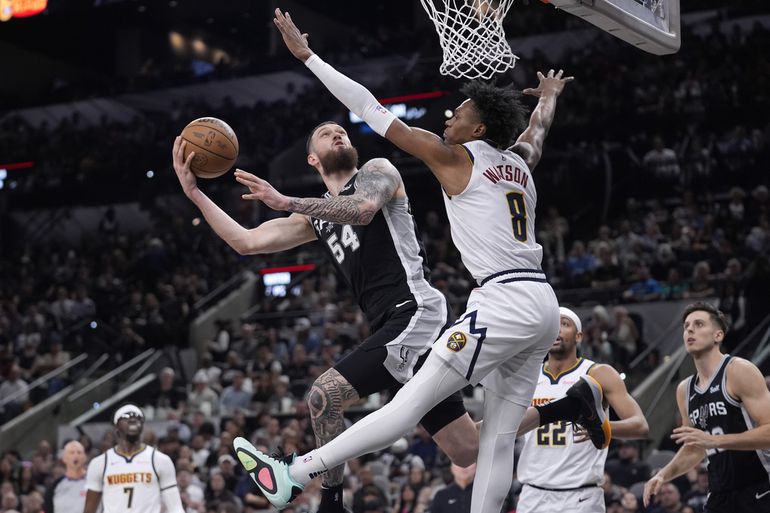 NBA: Denver prekvapivo padol na palubovke San Antonia. Oklahoma zvládla súboj s Milwaukee