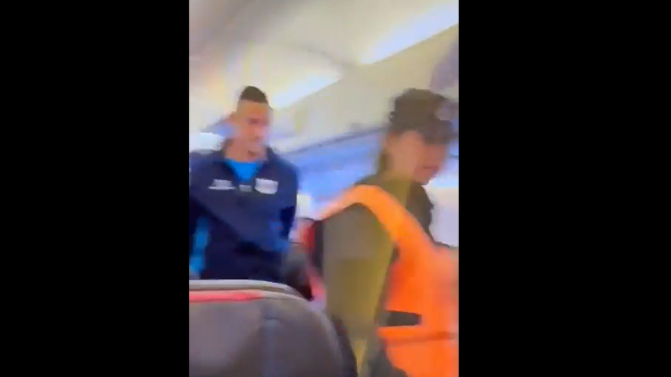 Všetci vybuchneme, kričal skúsený futbalista v lietadle. Klub reagoval na jeho skrat jasne