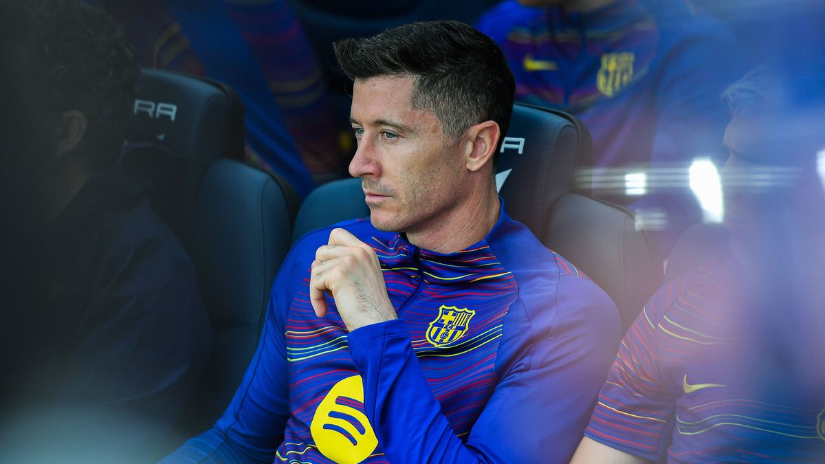 Barcelona núti Lewandowského znížiť plat o 50 percent alebo odísť