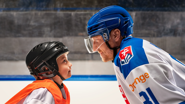 Splnený sen na ľade: Malý fanúšik stretol svoj hokejový idol vďaka účinkovaniu v reklame Orangeu