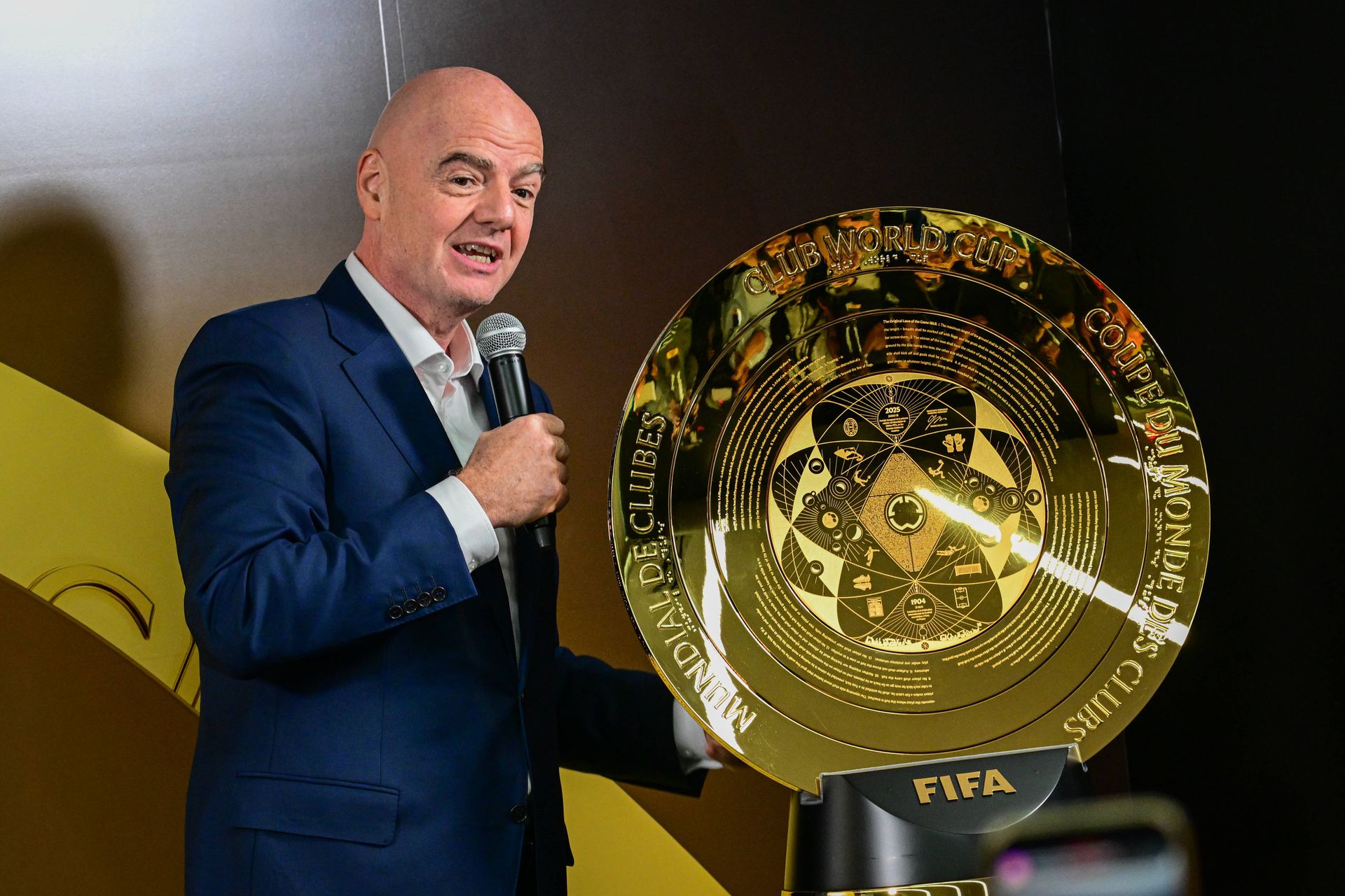 Prezident FIFA Gianni Infantino a trofej pre víťaza MS klubov.