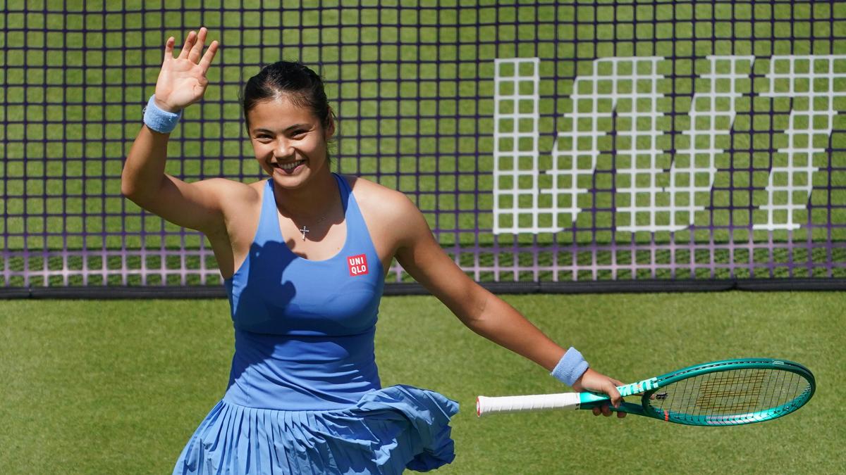WTA Londýn: Emma Raducanuová zvládla dva súboje za jeden deň a zahrá si vo finále